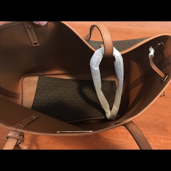 Michael Kors Jet Set Travel Purse - Picture 4 of 5